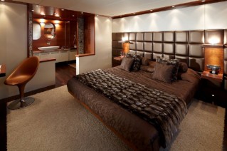 Moonen 97 Superyacht - Owners suite.png